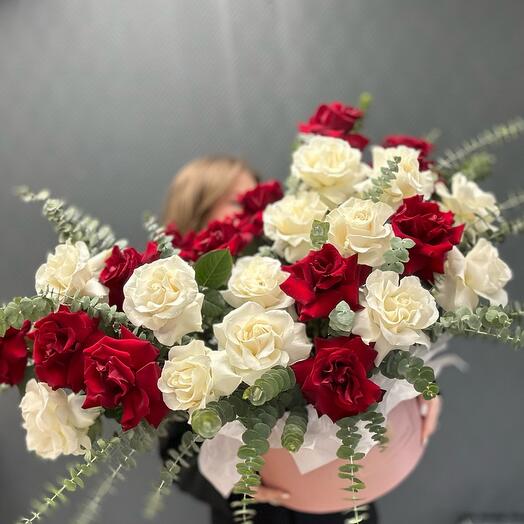 Изысканная коробка с французскими розами и эвкалиптом