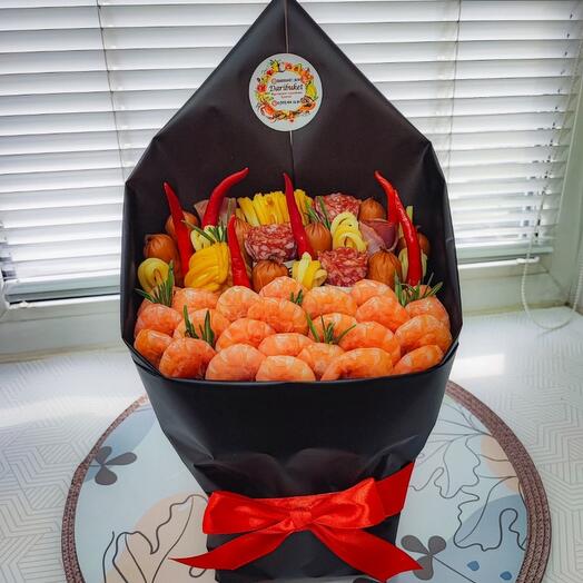 Конверт из морепродуктов и колбасы