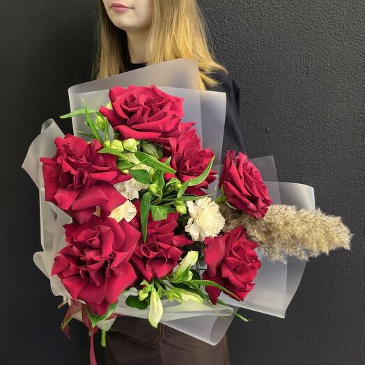 Букет из красных роз, гвоздики и альстромерии (код 154)