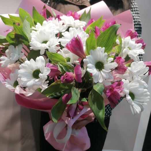 Альстромерия в ромашках