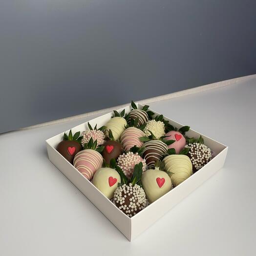 Клубника в шоколаде с сердечками 16 шт