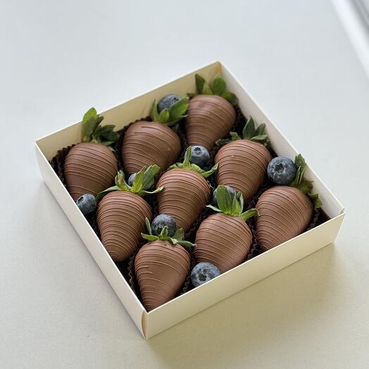 Chocolate-covered strawberries 9 pieces with blueberries