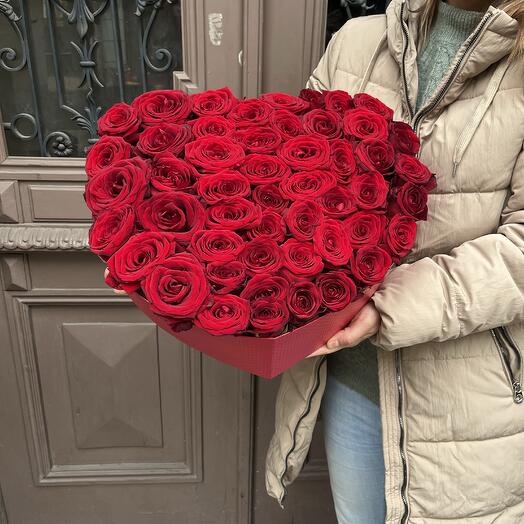 Розы в коробке сердце