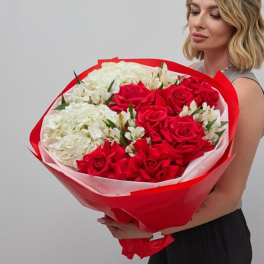 Яркий букет из красных французских роз и гортензий