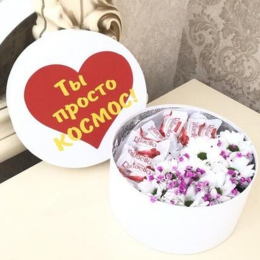 Хризантемы с конфетами Раффаэло и белыми ромашками