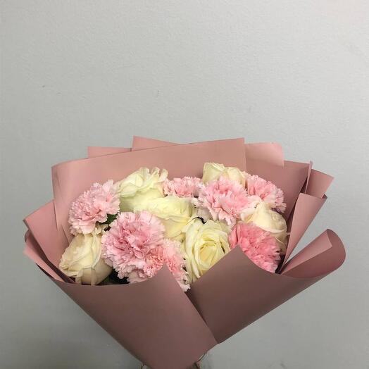 Букет из роз и диантусов