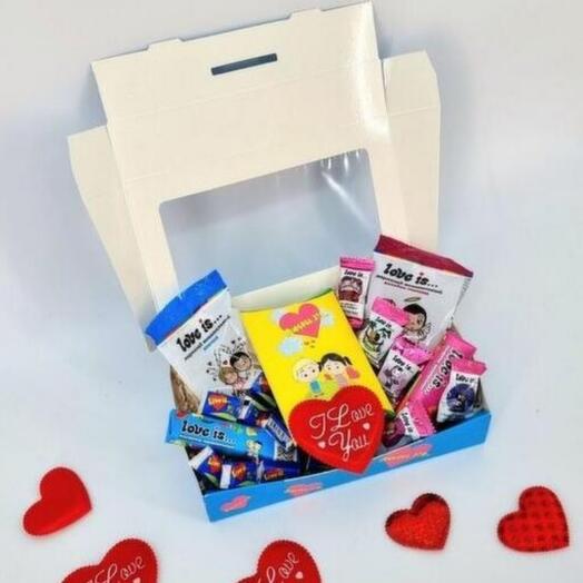 Подарок любимой с чаем и конфетами love is