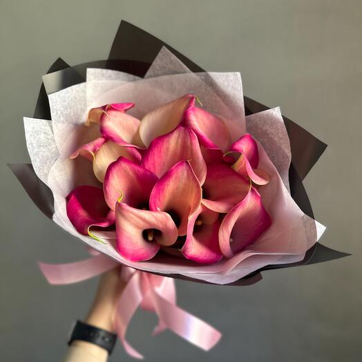 Каллы розовые в темной упаковке💗