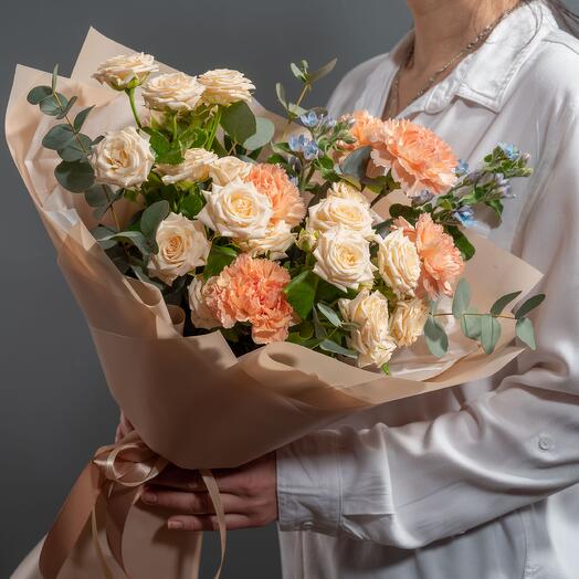 Ramo de rosas y claveles "Peach Garden"