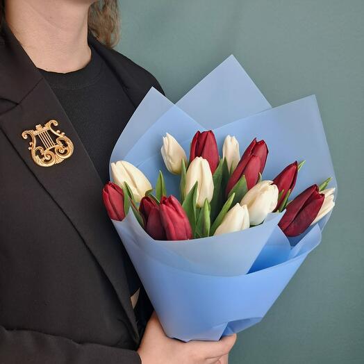 Букет из 15 тюльпанов красный и белый