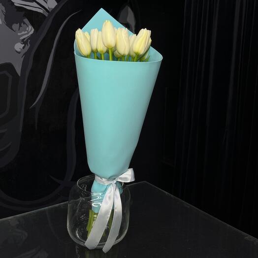 Букет с белыми тюльпанами