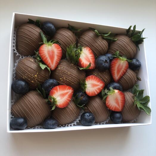 Клубника в шоколаде 12 ягод в молочном шоколаде на 8 марта подарок