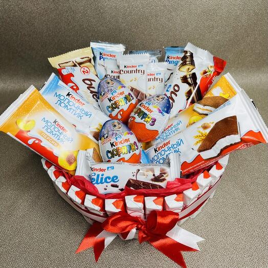 Сладкая композиция из сладостей Kinder