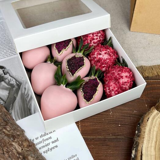 Клубника в шоколаде «Pink» 9-16 ягод