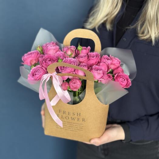 Rosas arbustivas en un bolso de mermelada de Frambuesa