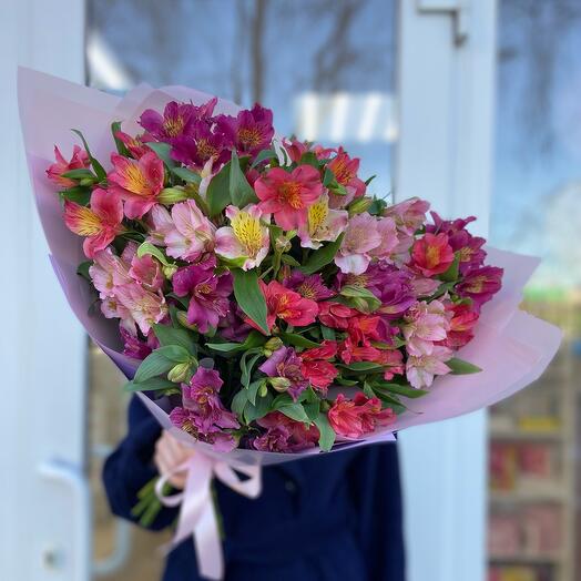 Букет из 15 ярких альстромерий в упаковке