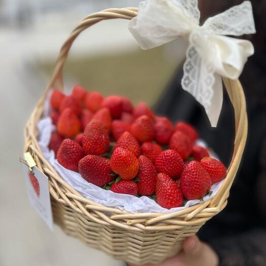 Корзина со свежей клубникой