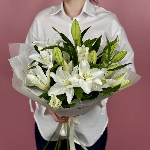 Нежный букет из 5 лилий в упаковке