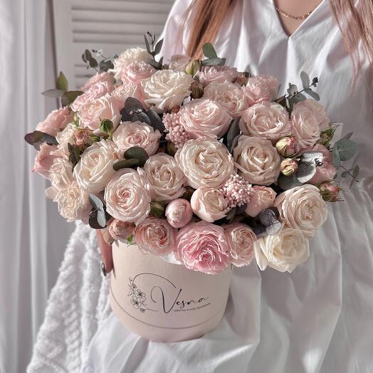 Цветы в коробке: пионовидные кустовые розы кремовые и веточки эвкалипта 🌸 Размер М