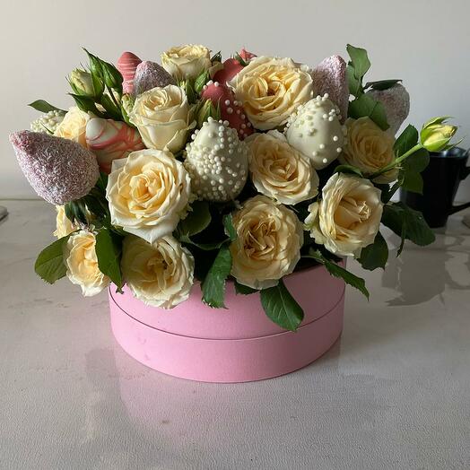 Клубника в шоколаде и чайная роза в шляпной коробке "Сладкий романс"