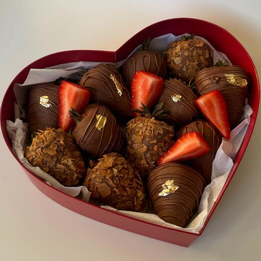Клубника в шоколаде бокс сердце S