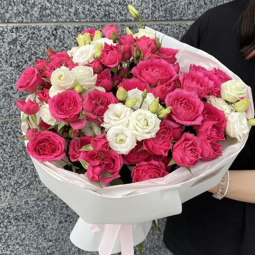 Букет с эустомой и кустовой розой