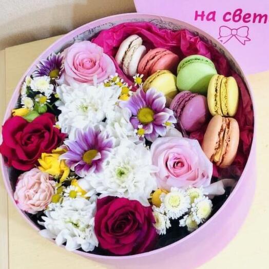 Подарочный бокс для мамы с цветами и макаронсами