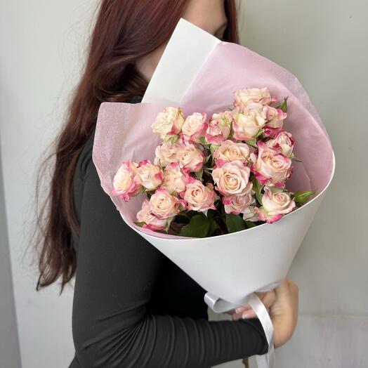 Нежный букет комплимент из кустовых роз