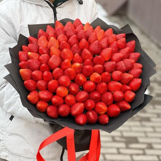 Букет из ароматной, отборной клубники. Букет на день рождения