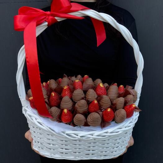 Корзина с клубникой в молочном бельгийском шоколаде 🍓
