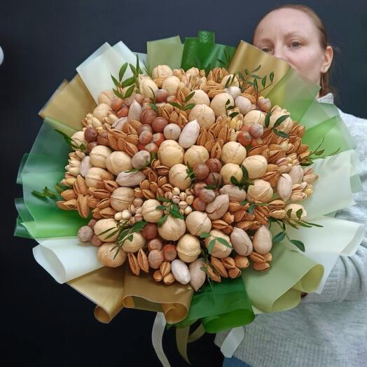 Букет из орехов