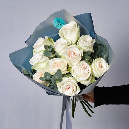 11 пионовидных роз "Уайт о хара"