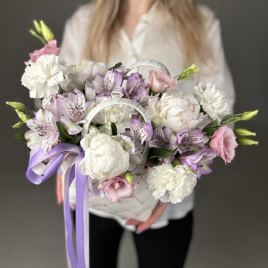 Корзина с пионами и альстромерией