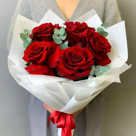 Красные розы французские с эвкалиптом букет les fleur (В0035)