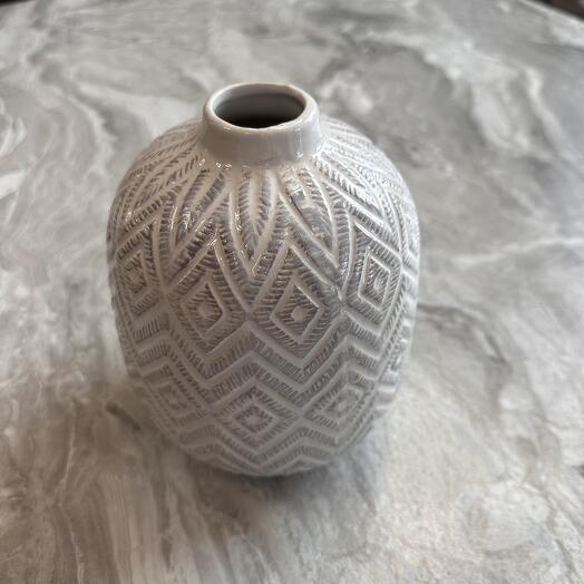 Вазочка белая с серым рисунком