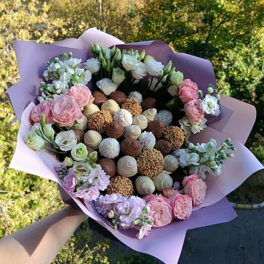 Шикарный букет с клубникой в шоколаде , эустомой , матиоллой и кустовой розой😍 Дофаминовый букет
