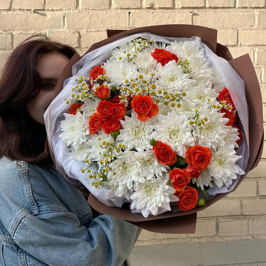 Большой букет с хризантемами и кустовыми розами