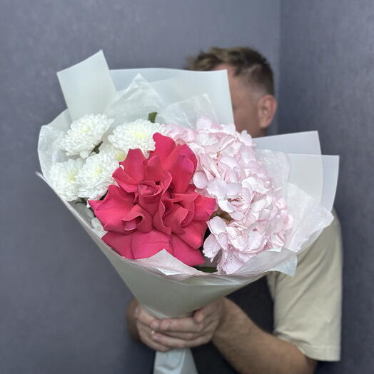 Воздушный букет из малиновой французской розы Пинк Флойд , кустовой хризантемы и гортензии