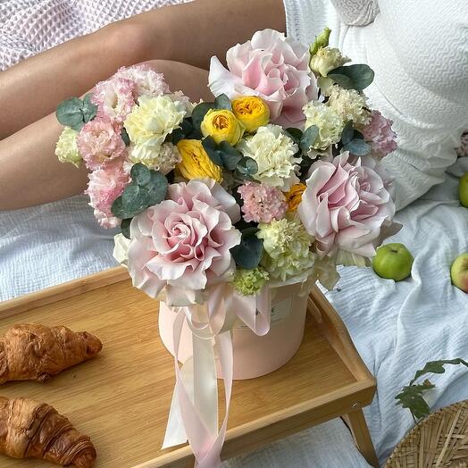 Композиция «Клубничный мохито» с французскими розами и эустомой🌸