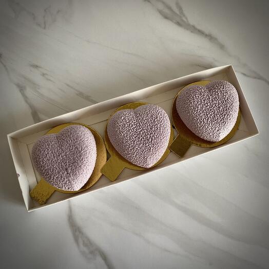 Муссовые пирожные в форме сердца в подарок маме