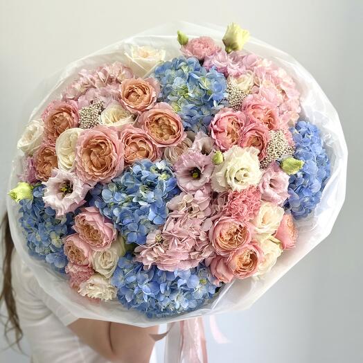 Большой букет с гортензиями, пионовидными розами и эустомой
