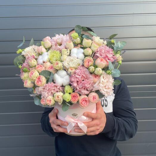 Composición del autor con eustoma, algodón, rosa arbusto y lavanda