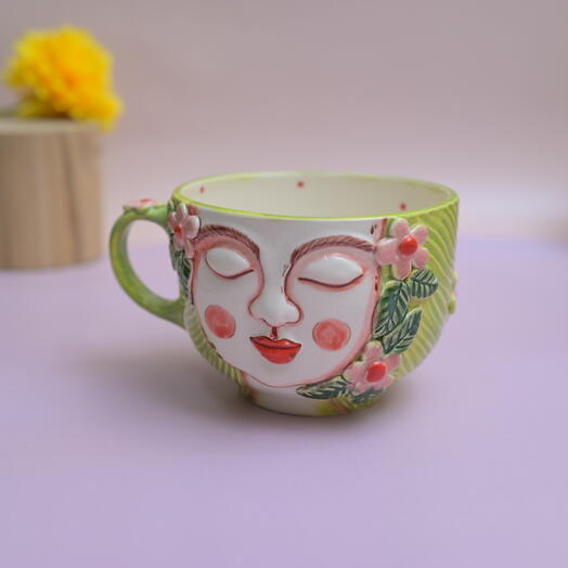 Фарфоровая чашка Девочка в цветах, 600мл