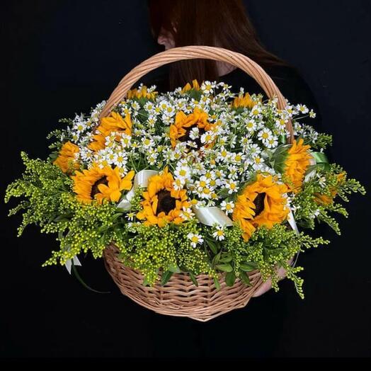 Корзина с подсолнухами и ромашками