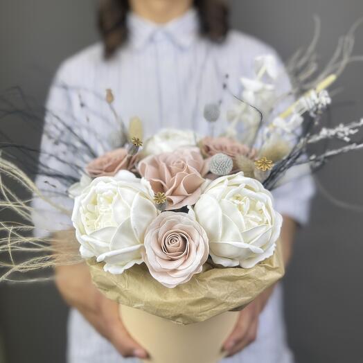 Композиция из мыльных пионов и роз с сухоцветами «Капучино»