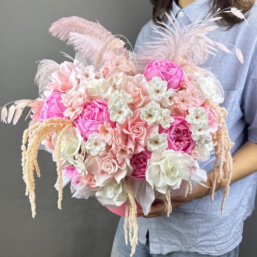 Композиция с амарантом и мыльными розами