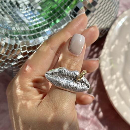 Кольцо матовое Губы с пирсингом