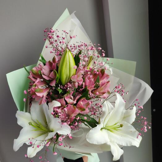 Букет с лилией и розовой альстромерии
