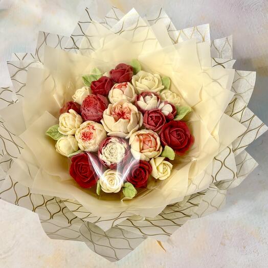 Яркий букет из пионов и роз бельгийский шоколад