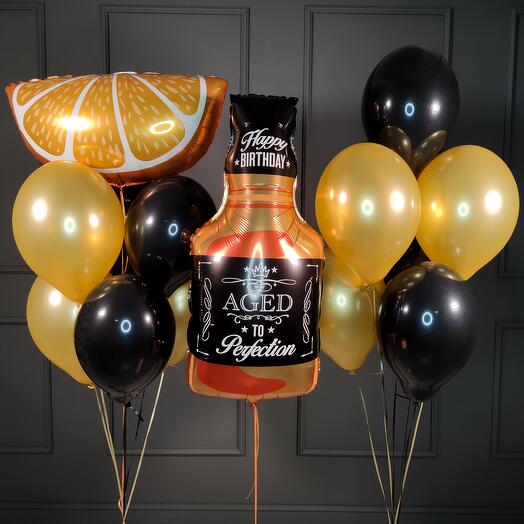 Composición de globos de oro negro con whisky y una rodaja